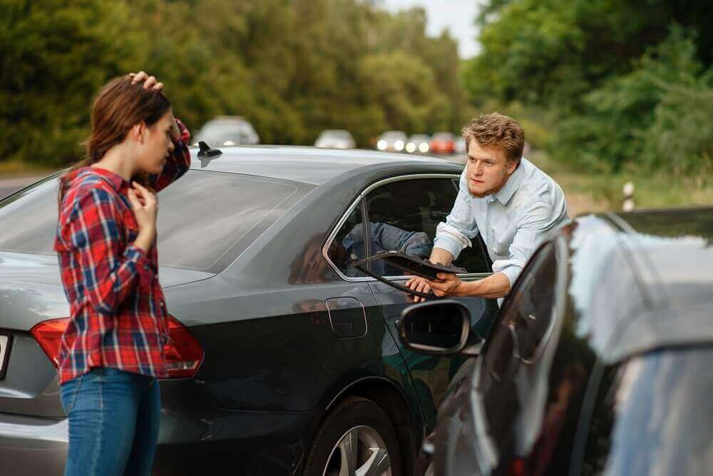 Angry driver confronting lady driver due to collision.